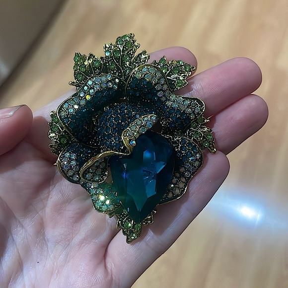 Jewelry - Crystal Rose Brooch